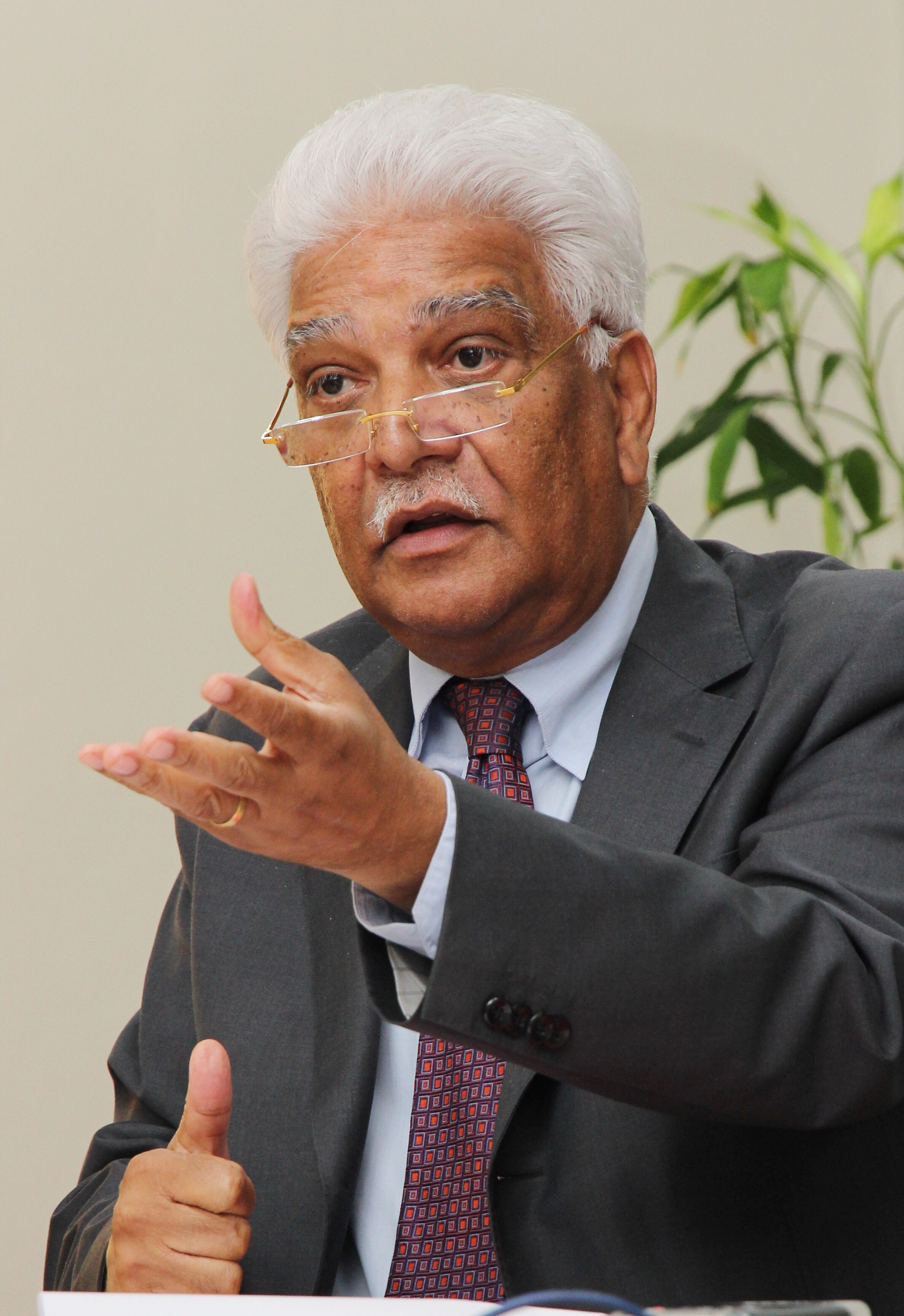 Jean Claude de l’Estrac, candidat de la Francophonie économique
