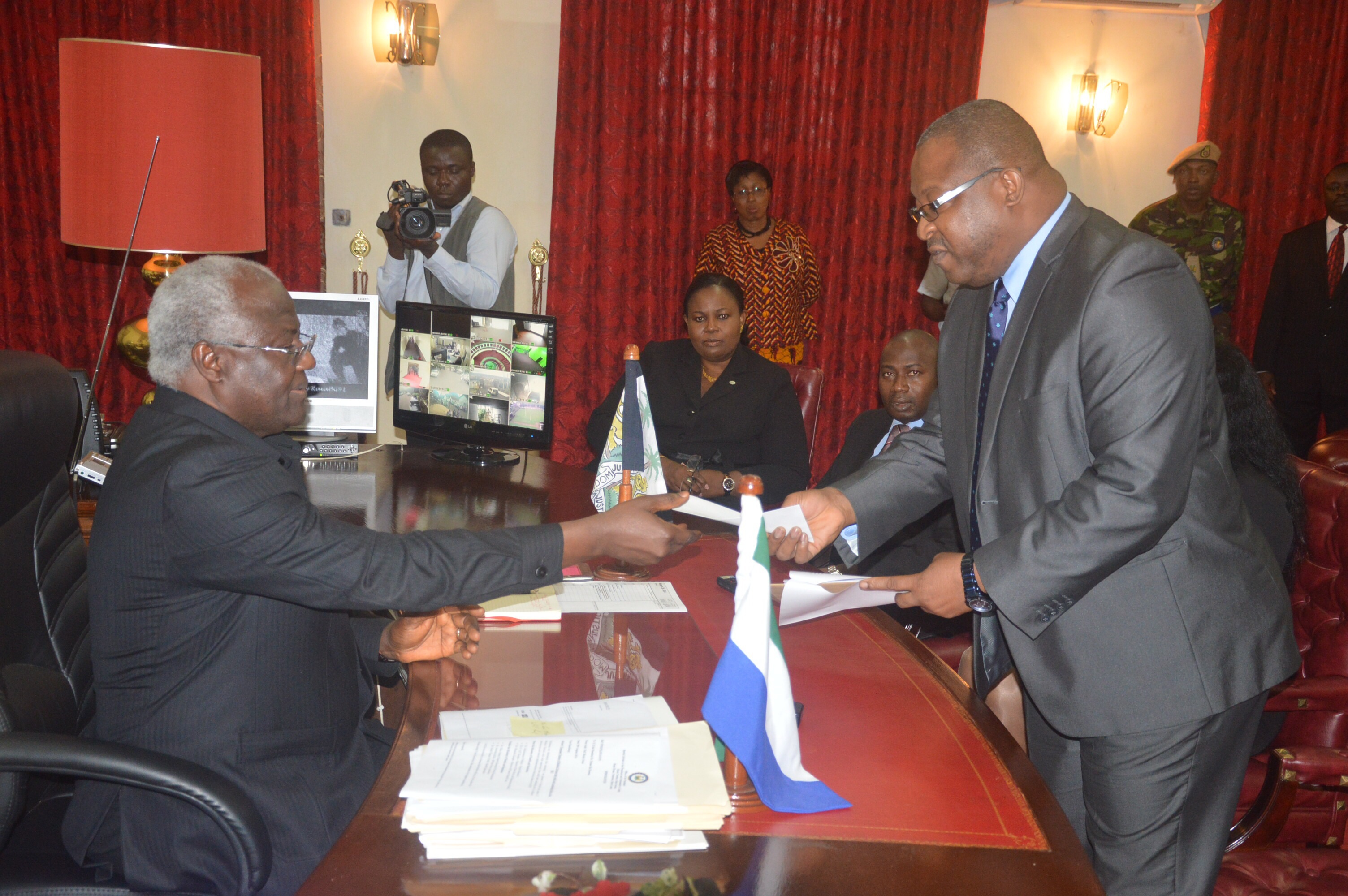 Ecobank fait un don de 225.000.000 de Leone pour lutter contre Ebola
