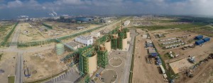 Vue panoramique de Jorf Lasfar, plate-forme importante à l’échelle mondiale de production des produits phosphatés. Au premier plan, la station terminale du pipeline qui relie Khouribga à Jorf Lasfar sur une longueur de 235 KM transportant les phosphates par voie de pulpe de phosphate.