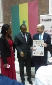 L'ambassadeur américain, l'organisateur du salon Amcham et Diyé Sarr de Financiak Afrik. C'était au stand du journal panafricain.