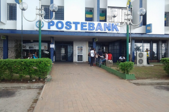 *** Local Caption *** Certains clients sont resté posté devant la poste bank en espérant être reçu