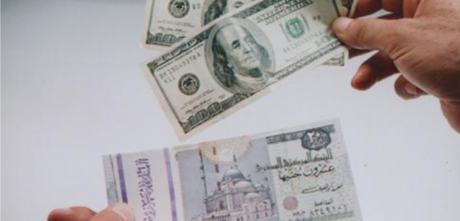 Monnaie : le dollar bouscule une livre égyptienne surdopée 