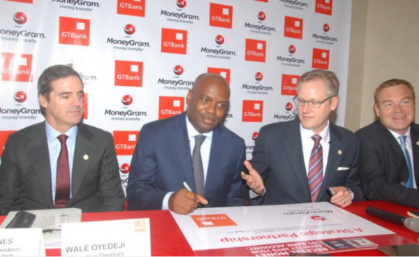 Signature du contrat de partenariat entre Alex Holmex, Directeur Général MoneyGram et 