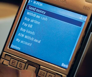 Ghana : La SFI et la Fidelity Bank s’allient pour étendre les services bancaires mobiles