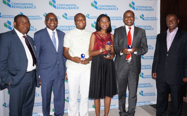 Le Commisaire adjoint aux Finances et Assurances du Nigéria, George Onekhena (sur la gauche), Directeur général du Groupe Continental Reinsurance Plc, Dr Femi Oyetunji (deuxième sur la gauche) et le Commisaire aux Assurances du Kenya, Sammy Makove (sur la droite) félicitent les 3 lauréats : Evans Boah-Mensah (Ghana), Nike Popoola (Nigéria) et Steve Mbogo (Kenya)