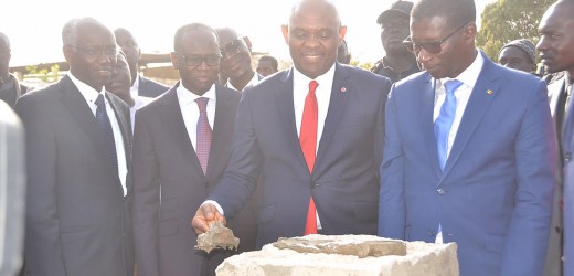 Le Philanthrope nigérian Tony O. Elumelu, pose la première pierre des nouveaux bâtiments de l’Université de Dakar financés par UBA pour près de 50 milliards de francs CFA.
