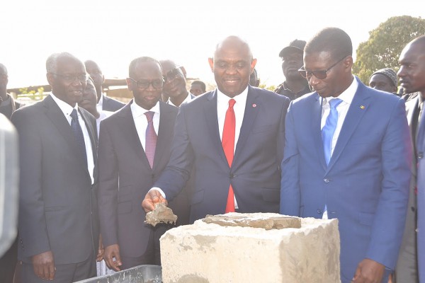 Tony O. Elumelu procède � la Pose de la premiere pierre - 2.jpg (