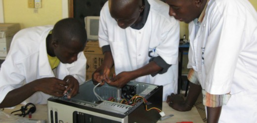 Une usine d’assemblage d’ordinateurs au Cameroun
