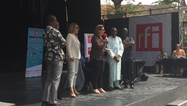 Claire Hédon, présentatrice de l’émission «Priorité santé» et Marie-Christine Saragosse, PDG de France Médias Monde, lors de la remise du prix RFI Challenge App Afrique à Cheick Oumar Bagayoko. Dakar, le 24 mai 2016.