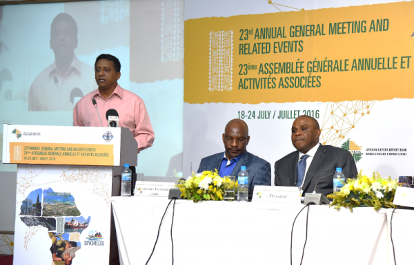 AG 2016 d’Afreximbank aux Seychelles: Danny Faure, Vice-Président des Seychelles, s’adressent aux Actionnaires, sous les yeux attentifs de Dr. Benedict Oramah, Président d’Afreximbank (1er à droite) et Denys Denya, Vice-Président Exécutif d’Afreximbank. 
