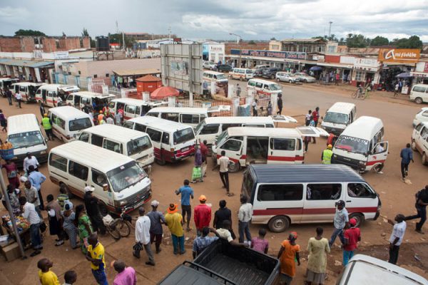 Une gare de mini-bus au centre ville de Lubumbashi, capitale de la province minière du Katanga, en République démocratique du Congo, le 24 février 2015.