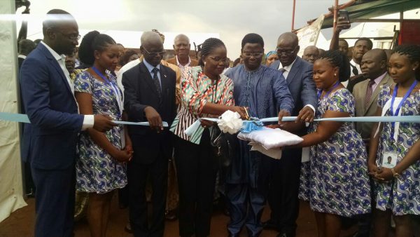 Coupure de ruban par Sawadogo Issa (Représentant résident de la Commission de l'UEMOA au Togo), Victoire Tomegah Dogbey, le prefet Melebou et Venance Agopome, vice-president de la Chambre de commerce et d'industrie du Togo
