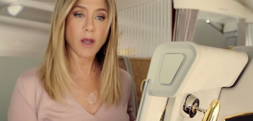 Jennifer Aniston se fait un nouvel ami à bord d’Emirates