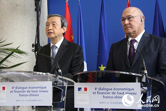 Le vice-Premier ministre chinois Ma Kai et le ministre francais des finances Michel Sapin 