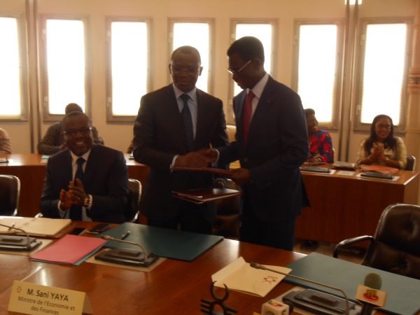 Échanges de documents entre Sani Yaya et Christian Adovelande
