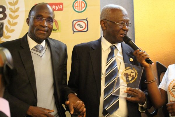 Le Président Babacar N'DIAYE, remettant le Trophée Super Prix/ Grand Bâtisseur au représentant du Président Alassane Ouattara, le Ministre Adama Koné, le 25 mai dernier en Zambie