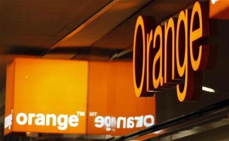 Logos of Orange are seen in front of an Orange France Telecom shop in Nice, southern France, October 28, 2008.    REUTERS/Eric Gaillard