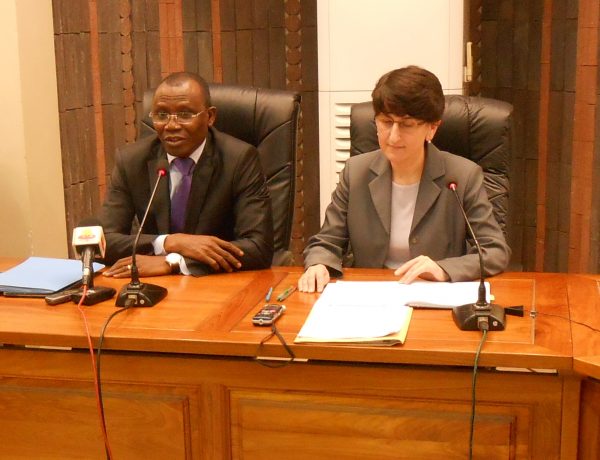 Sani Yaya, ministre togolais des finances, et Cemile Sancak, chef mission du FMI