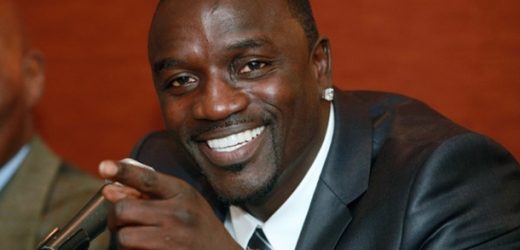 Akon inaugure une usine de lampadaires solaires à Bamako