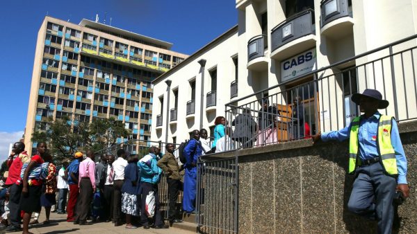 Des zimbabwéens faisant la queue devant une banque à Harare  
