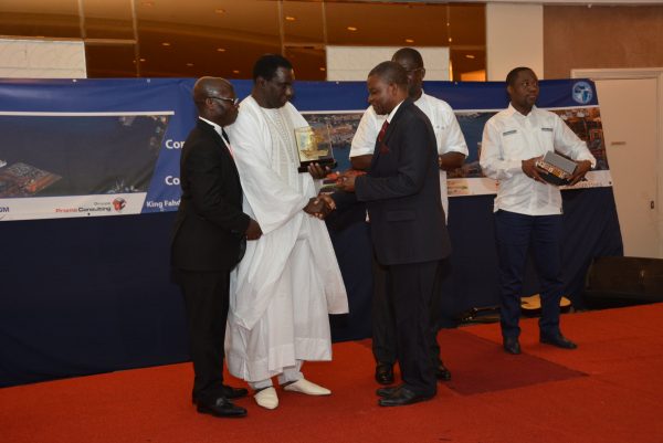 remise-award-ports-africains-a-babalola-et-cheik-kante-dakar-17fev-1