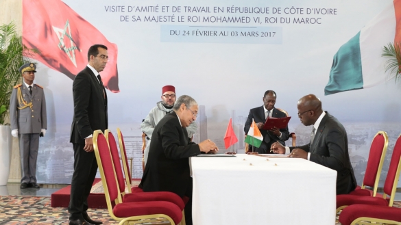 Mohamed Kettani, PDG du groupe Attijariwafa bank et le ministre ivoirien de la Défence lors de la signature des accords.