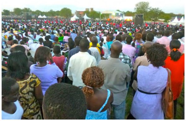 Cette photographie offre une vue d’ensemble de la foule qui assiste au premier jour, le 26 octobre 2012, du festival Hope for a New Nation, au John Garang Memorial Park, à Juba. C’est dans ce cadre spectaculaire que s’inscrit l’offre de rupture évangélique proposée par Franklin Graham, devant près de 100 000 personnes.Photo de Sébastien Fath, Juba, Soudan du Sud, 26 octobre 2012.