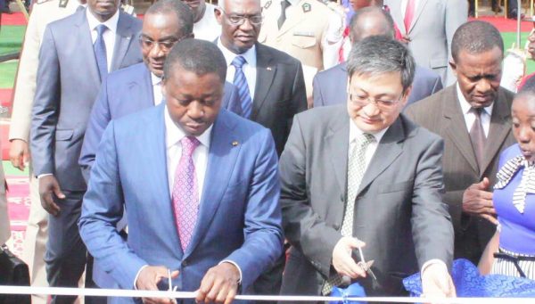 Coupure de ruban entre Faure Gnassingbé et le diplomate chinois en poste à Lomé