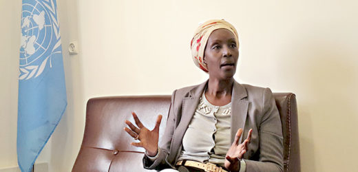 Giovanie Biha vante les produits « Fabriqué en Afrique centrale » lors du débat-dîner