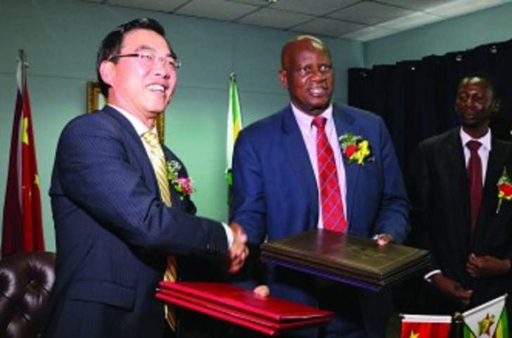 Le Zimbabwe signe son premier accord de prêt de « l’après Mugabe »