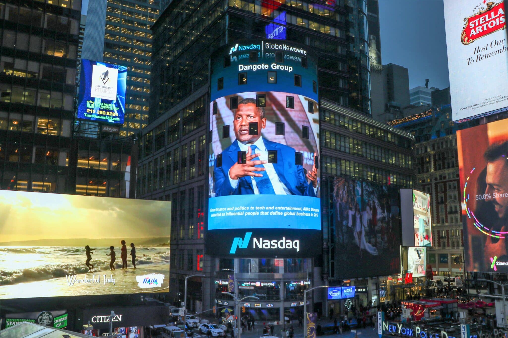 Aliko Dangote sur la tour Nasdaq à Times Square, New York