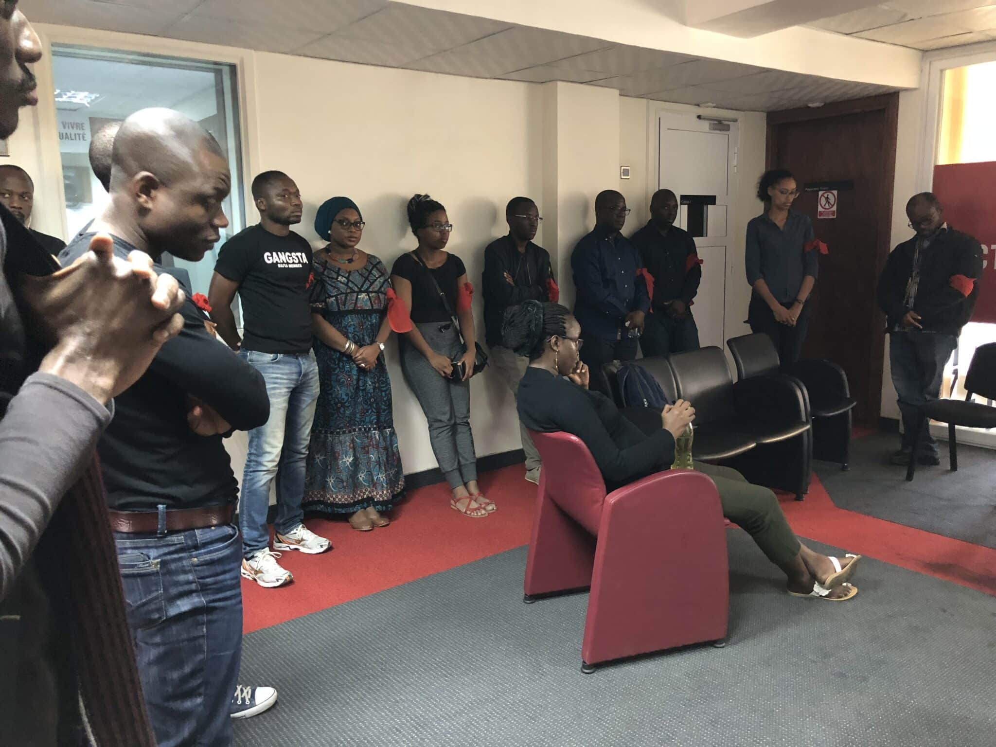 A la BBC Afrique , brassards rouges et silence pour avertir !