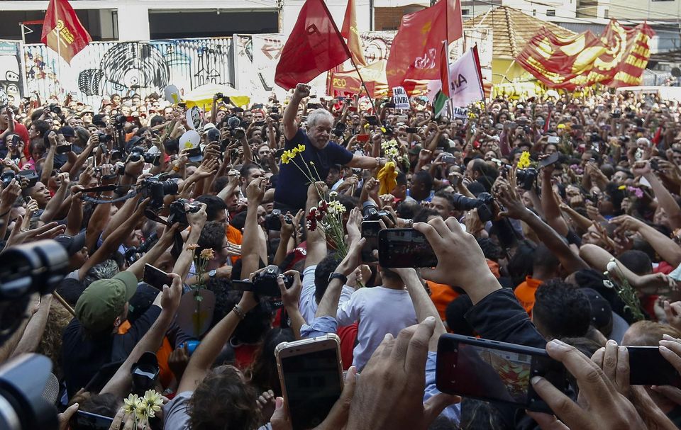 Brésil: le  président Lula, coupable ou victime des élites ?