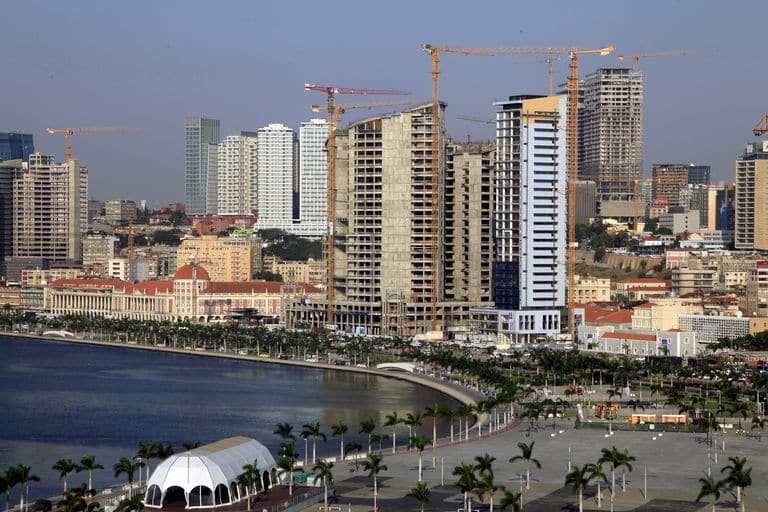Angola : trois banques amendées par la Commission des marchés de capitaux