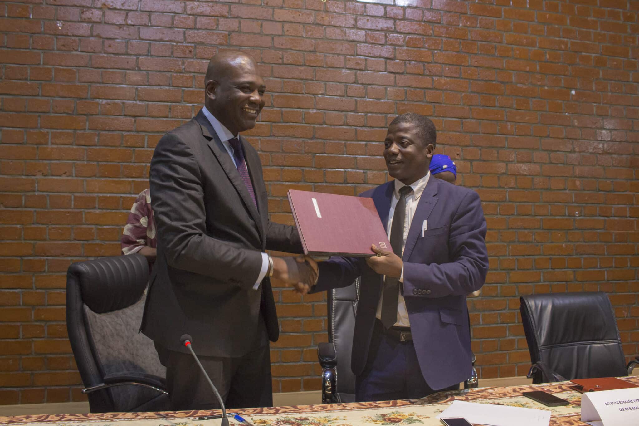 Mali : Banque Atlantique lance un programme d’électrification solaire en milieu rural