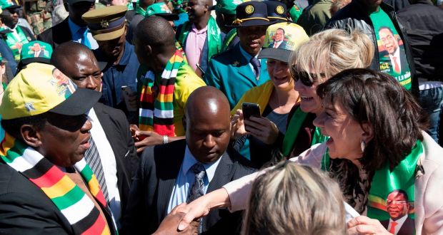 Le Zimbabwe indemnise ses fermiers blancs et renoue  avec le FMI
