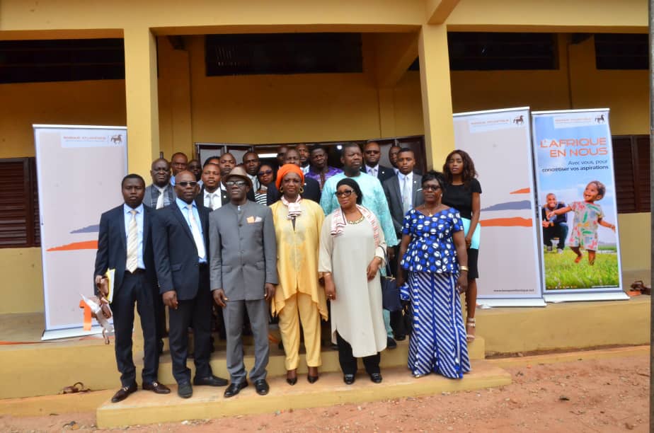 Benin :  Banque Atlantique offre  3 salles de classe entièrement équipées aux élèves de Cotonou