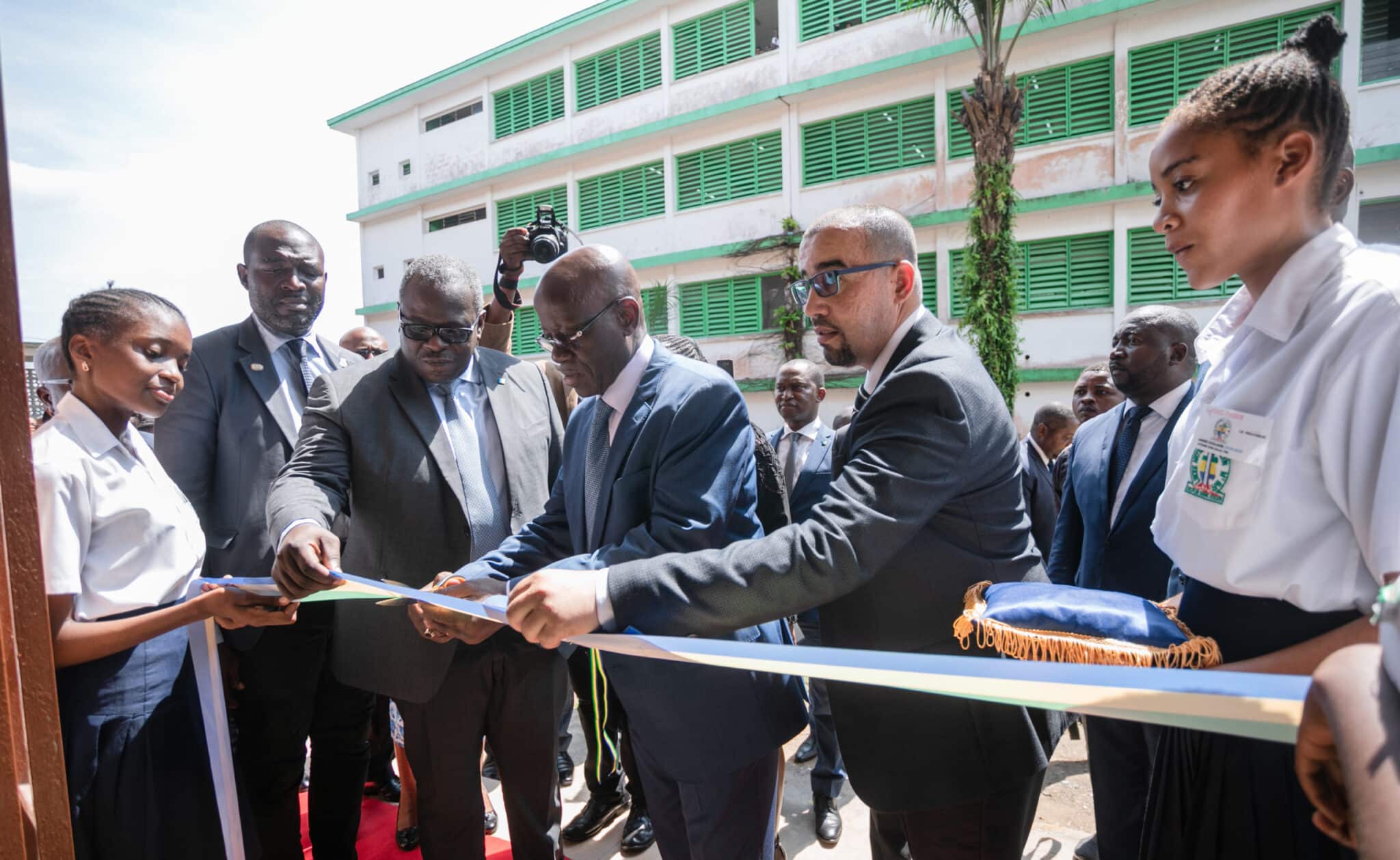 La Fondation BGFIBank offre un nouveau Centre de documentation et d’information (CDI) aux élèves du Lycée National Léon MBA à Libreville