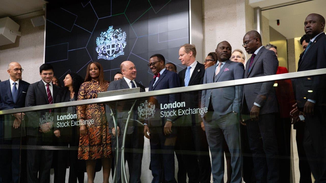 Le président de la Banque africaine de développement, Akinwumi Adesina, ouvre la séance à la Bourse de Londres