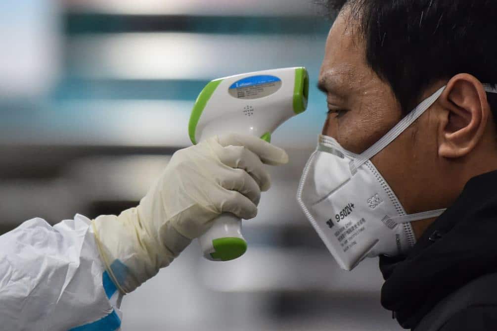 Coronavirus: entre peur et business, le monde enregistre le premier mort hors de Chine