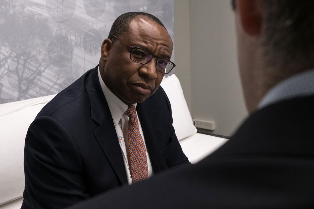 Afrique du Sud: le premier PDG noir du géant Absa Bank marche sur des oeufs