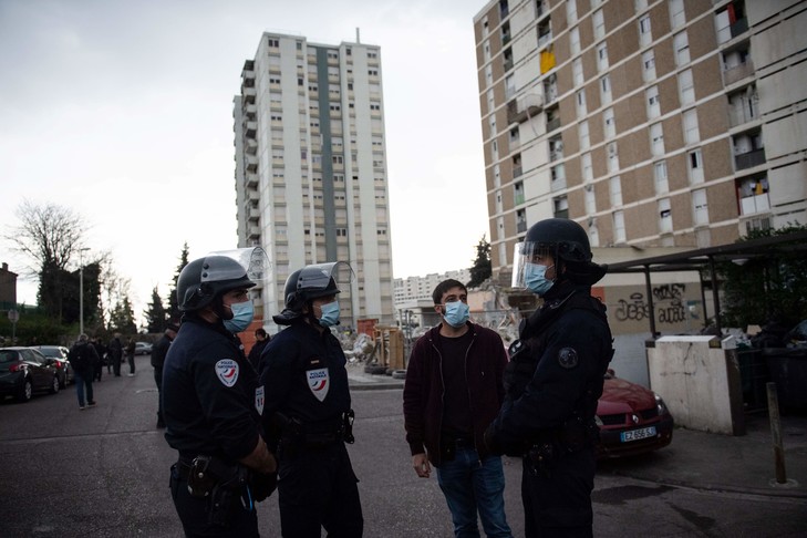 En France, le confinement aurait évité 60 000 morts