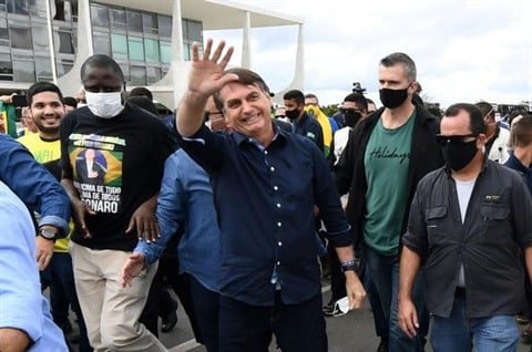 Covid-19: alors que le Brésil a dépassé les 5000 cas, Bolsonaro veut reprendre le championnat de football