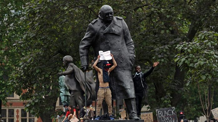 Déboulonnez-moi cette statue que je ne saurais voir