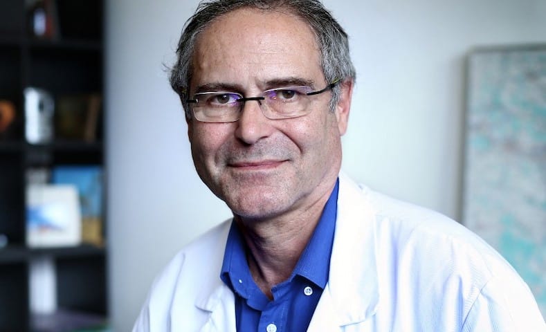 Chloroquine en France: tirs groupés contre Christian Perronne