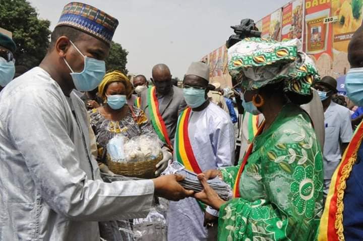 Covid-19: Boubou Cissé lance l&rsquo;opération « un malien, un masque » 