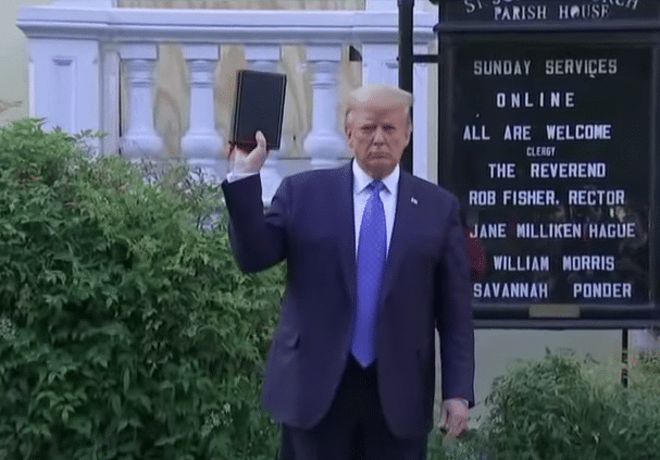 Donald Trump et la bible: où s’arrêtera la communication politique ?