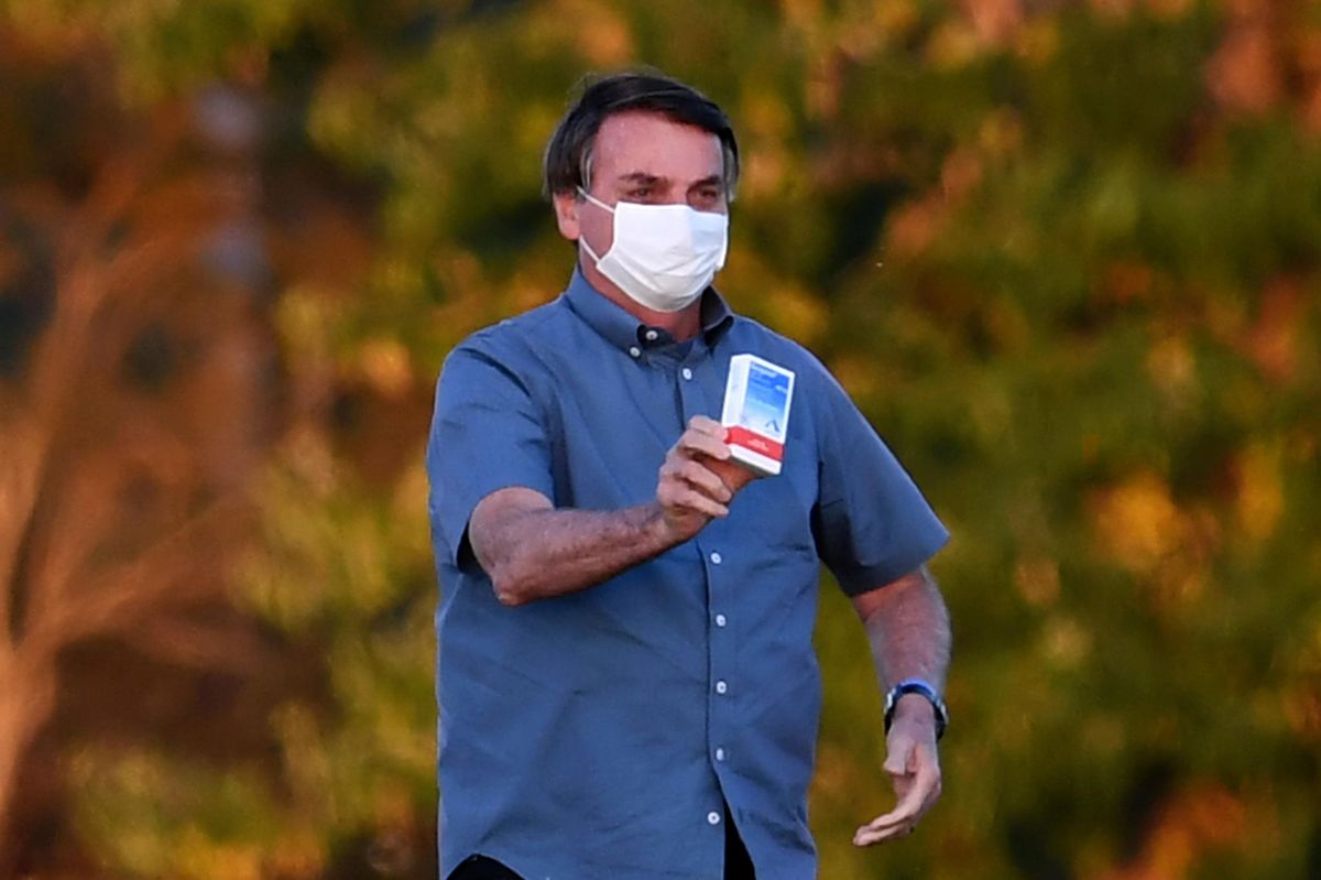 Brésil: le président Bolsonaro se déclare guéri du Coronavirus en brandissant une boîte d’hydroxychloroquine