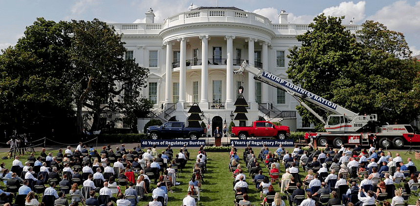 A 100 jours des élections, Donald Trump muscle sa communication par deux pick-up et une grue