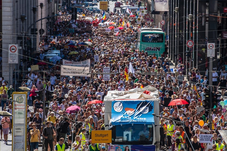 En Allemagne, des milliers de manifestants disent « bas les masques »